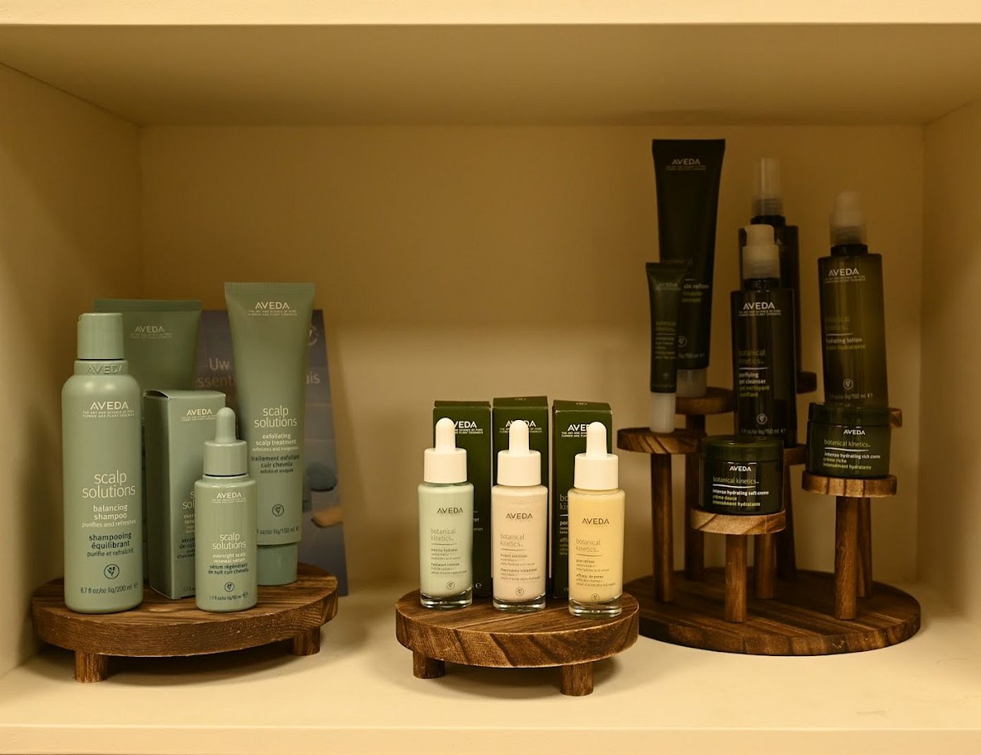 Aveda producten voor hoofdhuid en haar op houten standaards