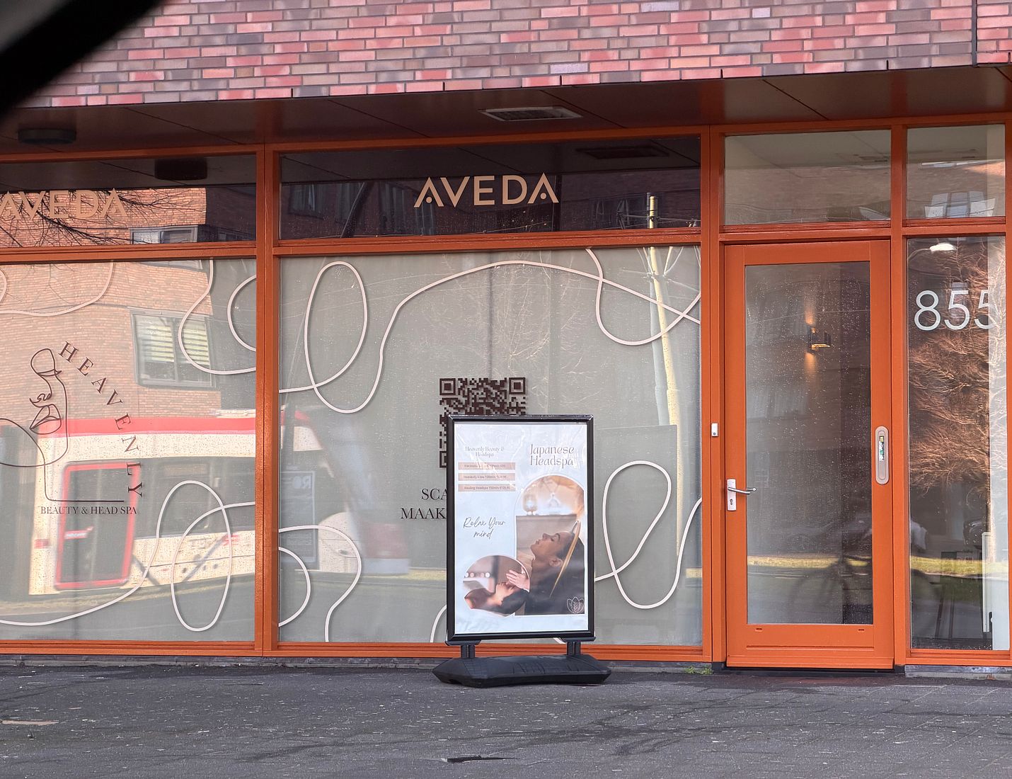 De salon aan de Laan van Wateringse Veld 855, met het Aveda-bord en het logo op het raam